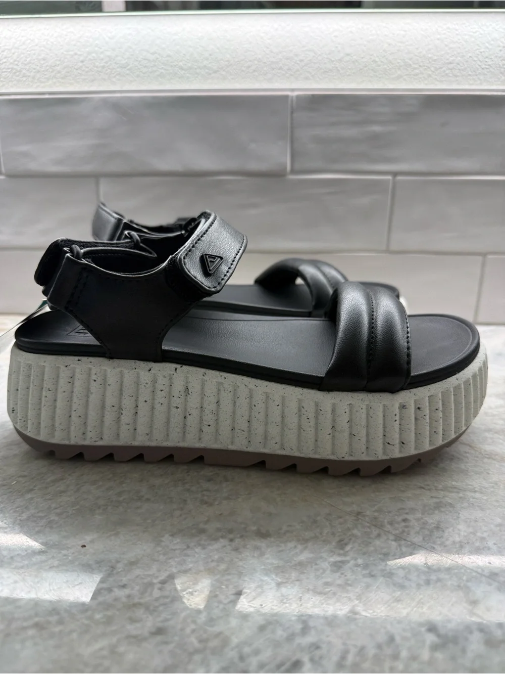 Reef Vista Higher Raya - black @ white  NWT